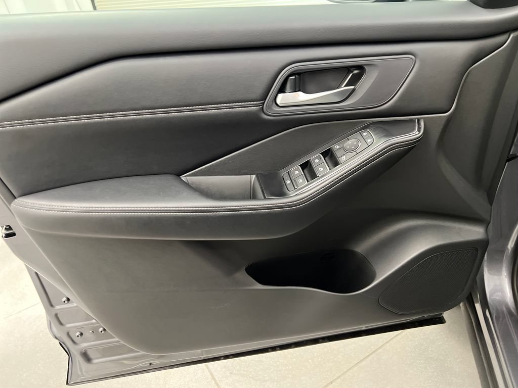 Used 2026 Nissan Rogue SL FWD image 14