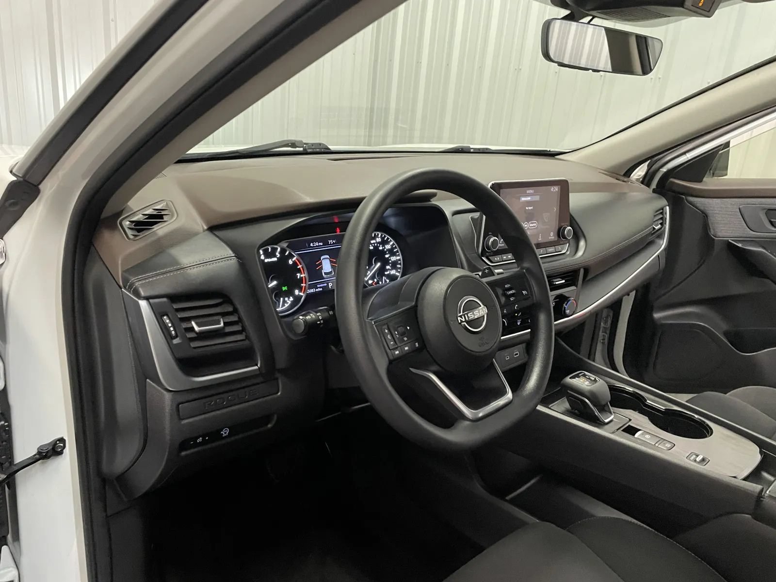Used 2023 Nissan Rogue S FWD image 33