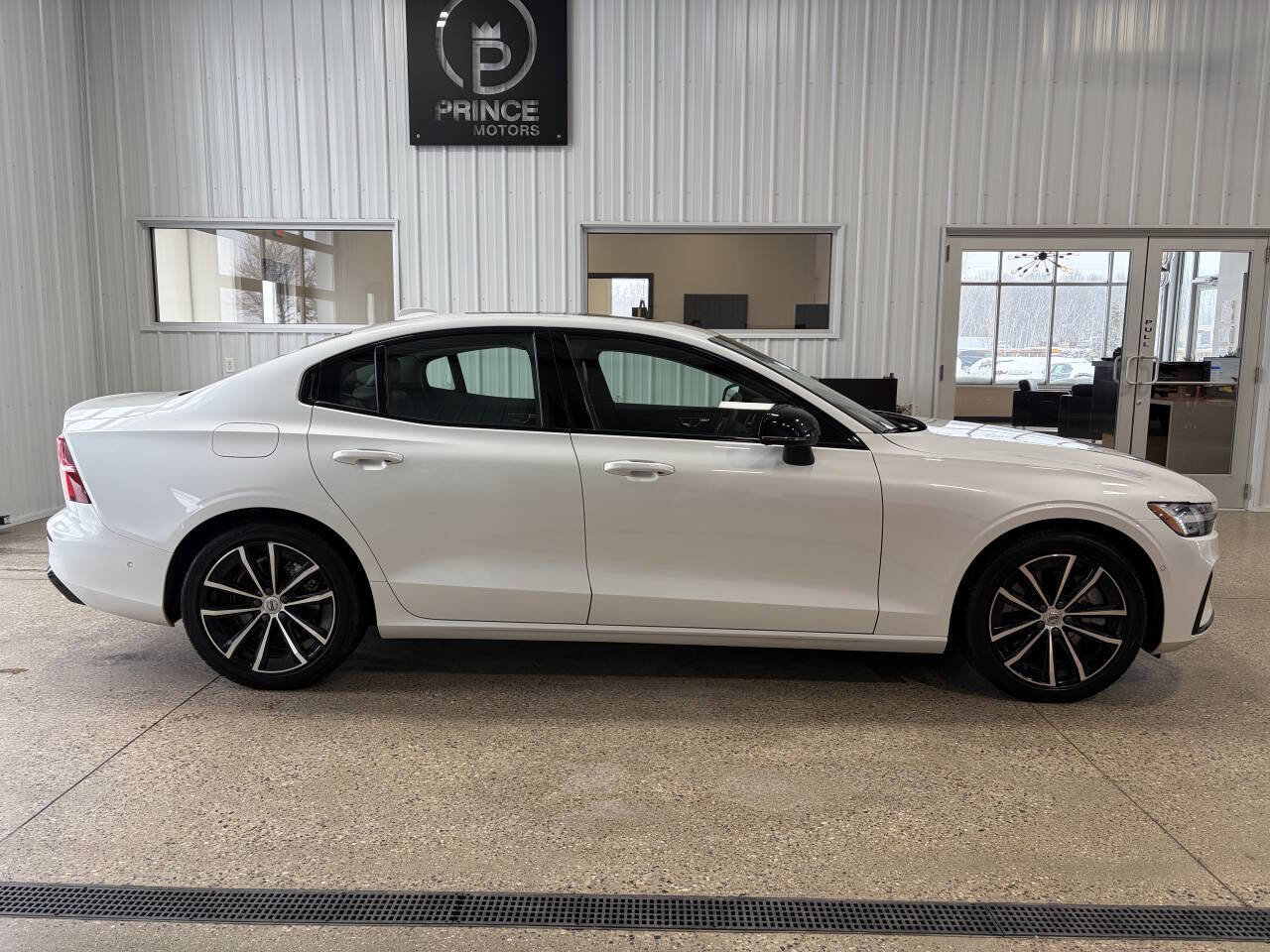 Used 2023 Volvo S60 T8 Plus image 5