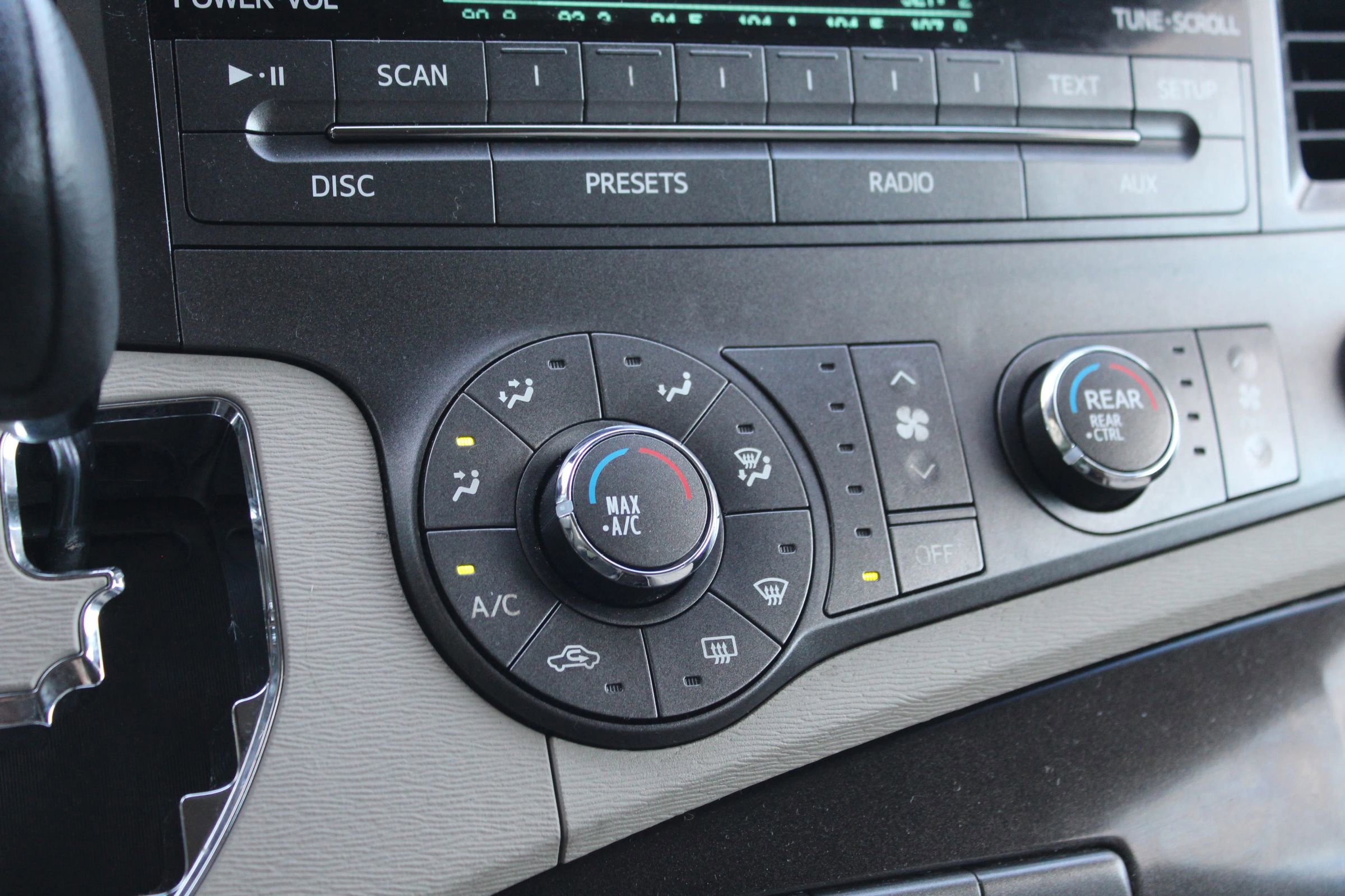 Used 2011 Toyota Sienna LE image 32