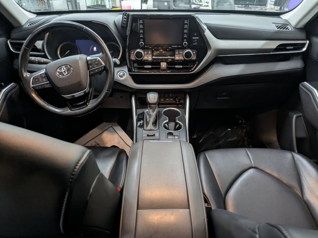 Used 2020 Toyota Highlander XLE image 16