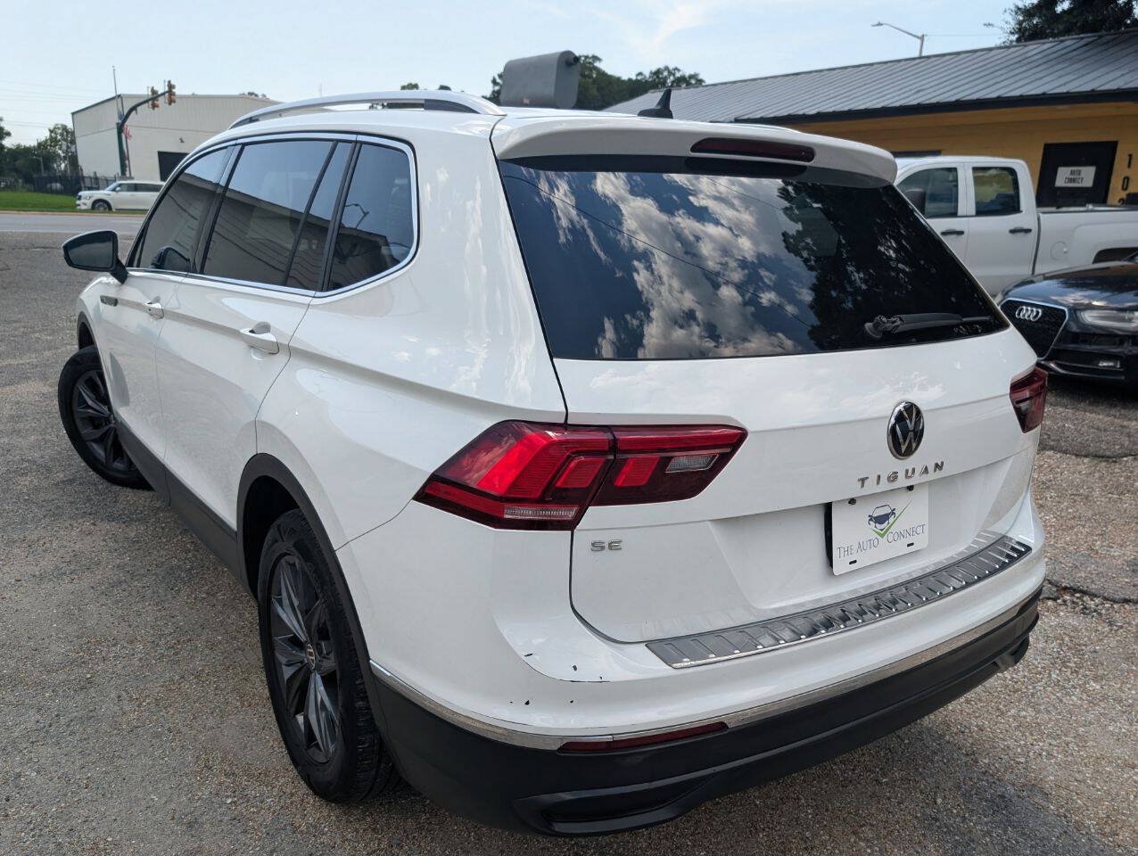 Used 2022 Volkswagen Tiguan SE FWD image 9