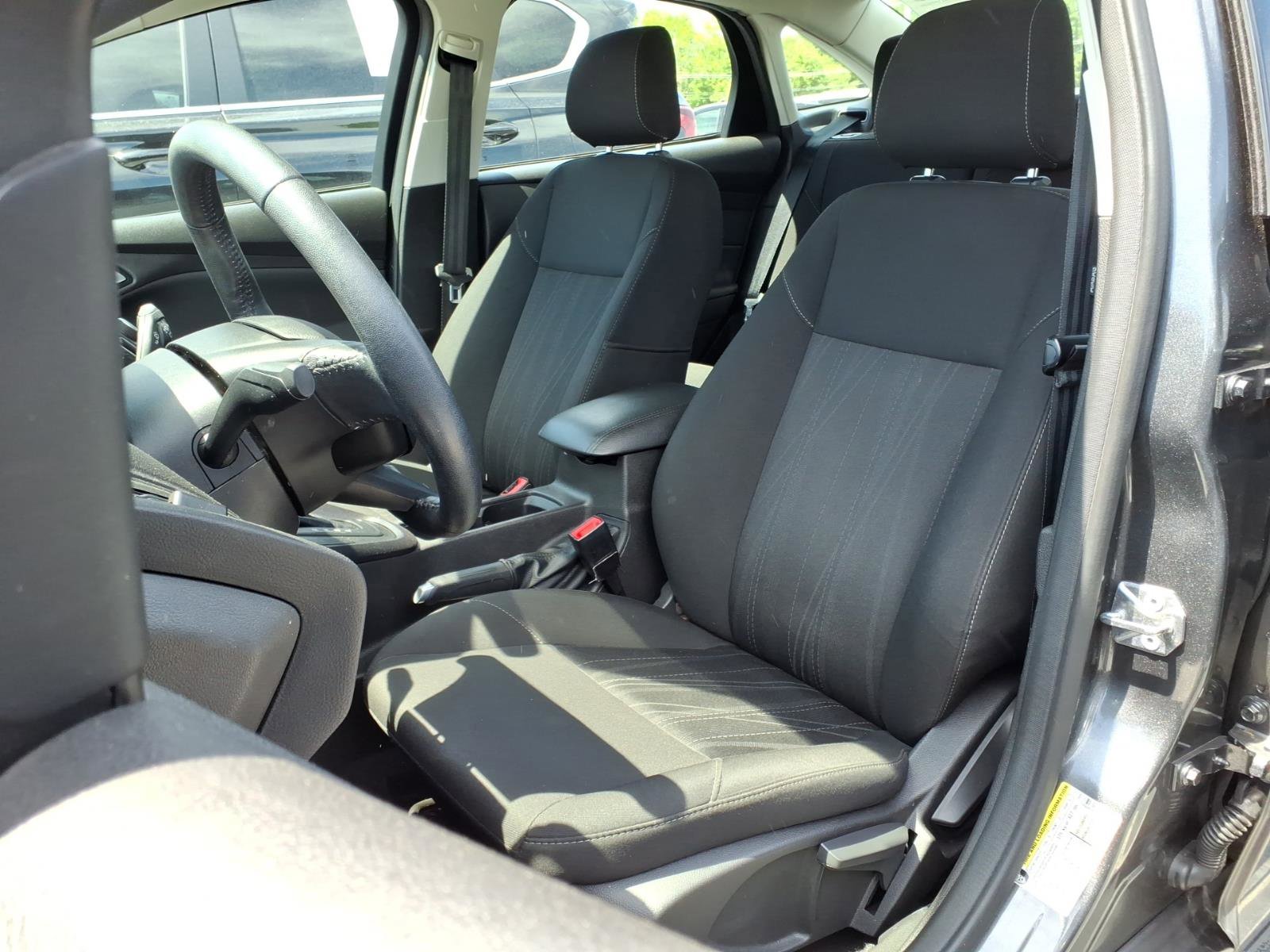 Used 2018 Ford Focus SE w/ Cold Weather Package FWD image 12