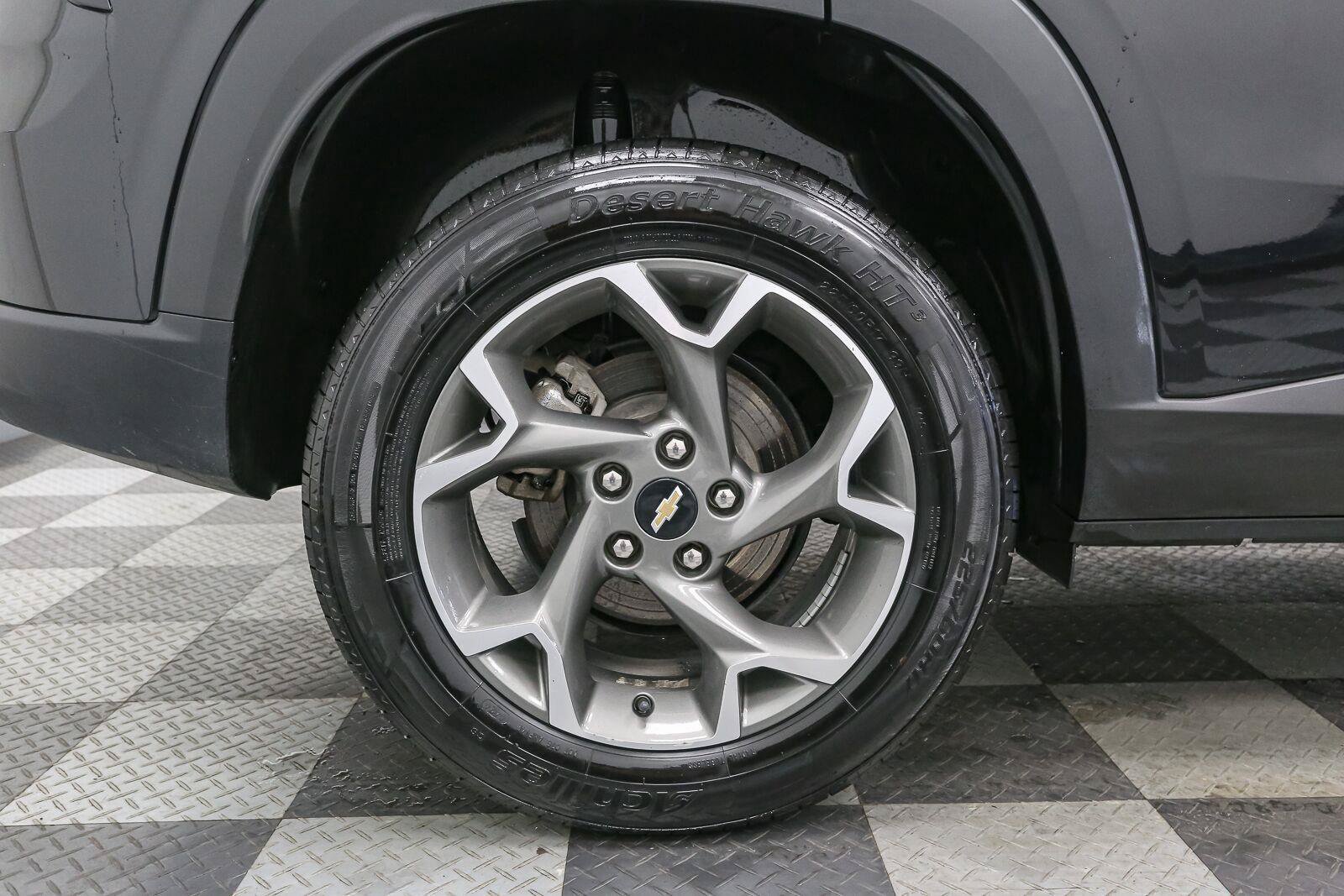Used 2025 Chevrolet Trax LT FWD image 16