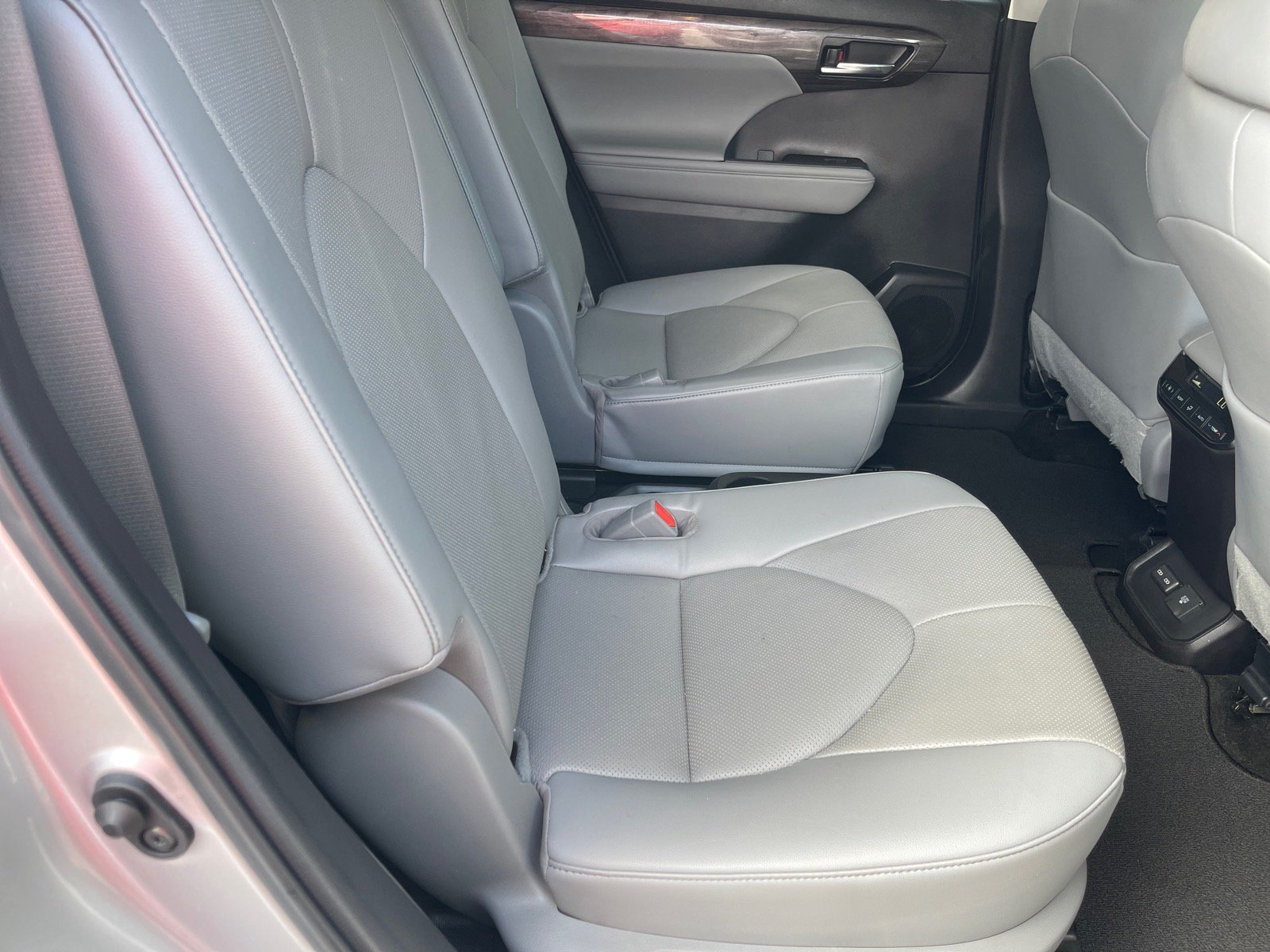 Used 2023 Toyota Highlander Limited FWD image 18