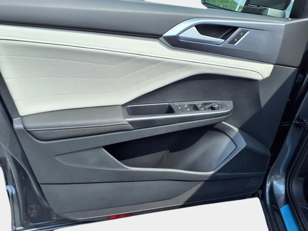 New 2025 Volkswagen Taos SEL image 9