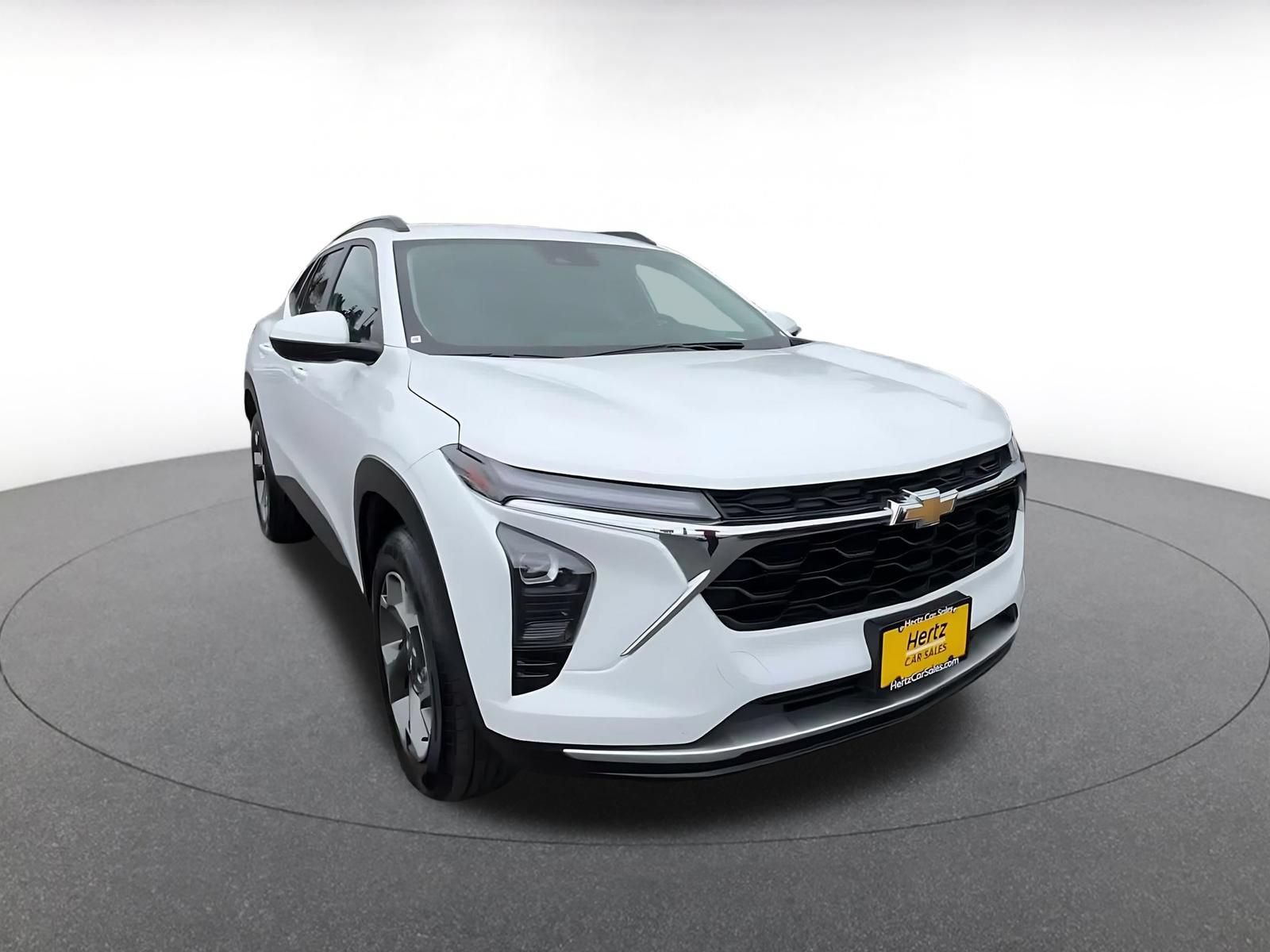Used 2025 Chevrolet Trax LT FWD image 3