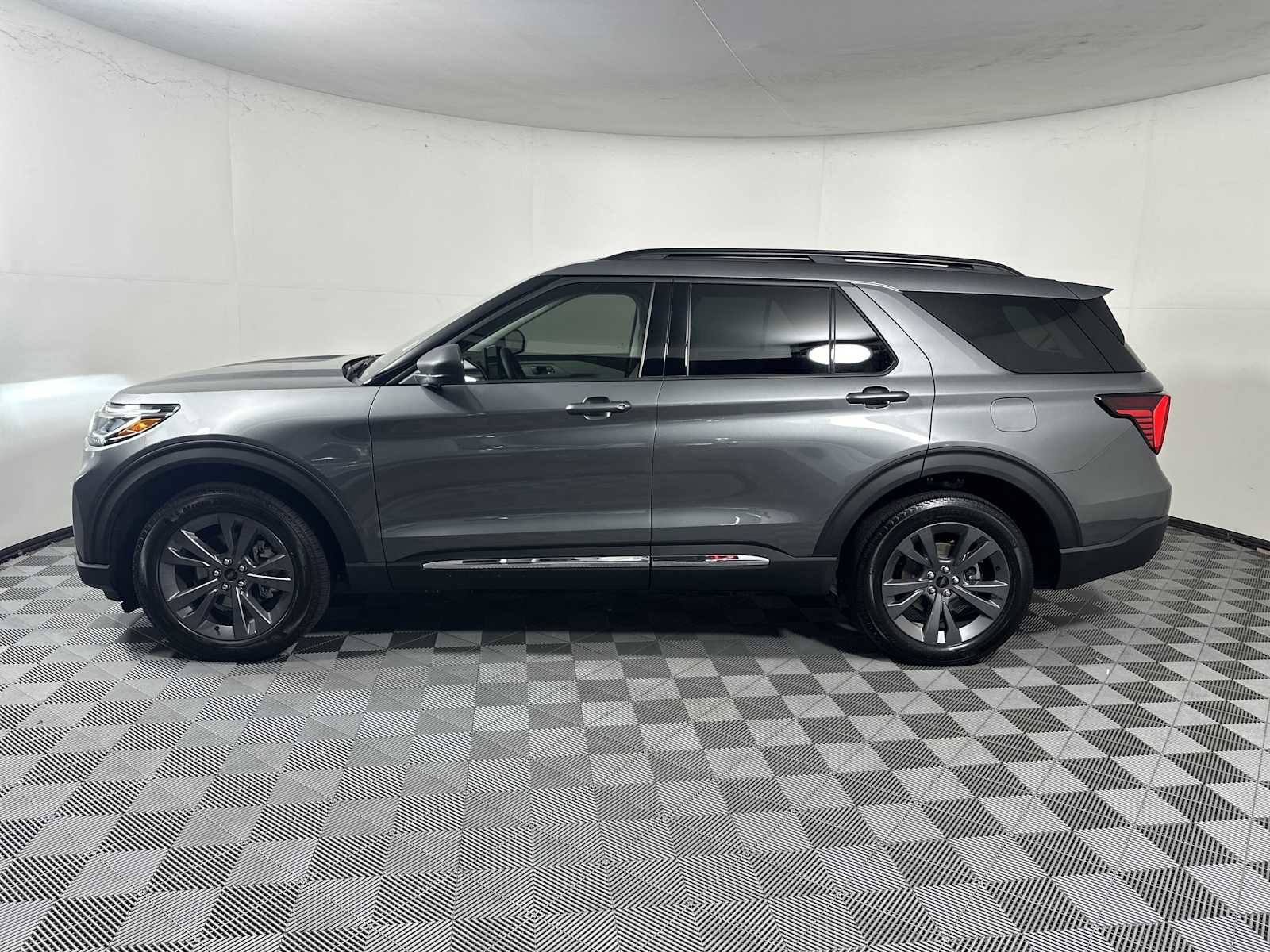 Used 2025 Ford Explorer Active w/ Active Comfort Package AWD/4WD image 4