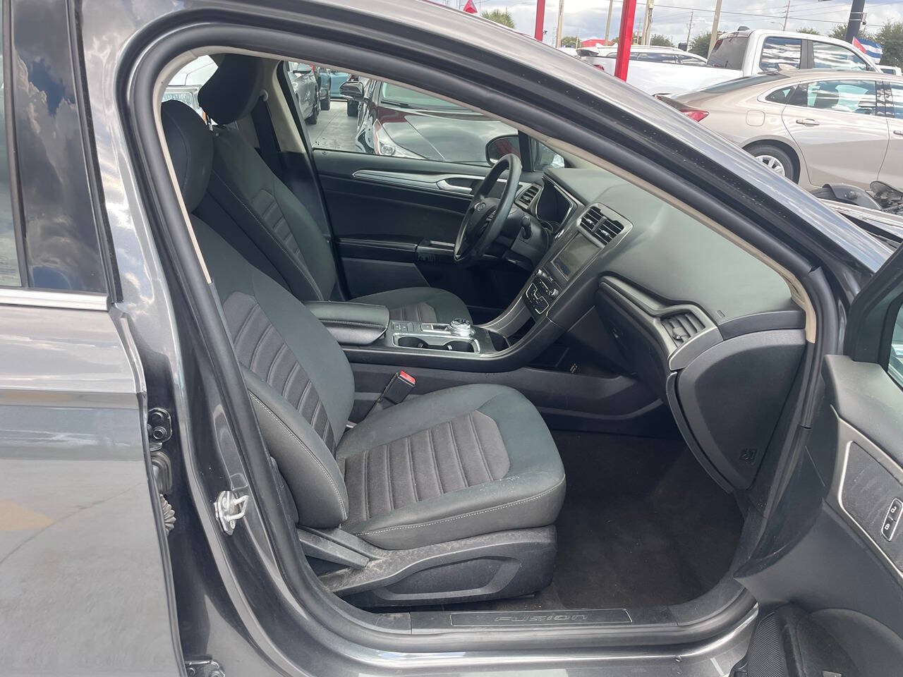 Used 2020 Ford Fusion SE FWD image 4