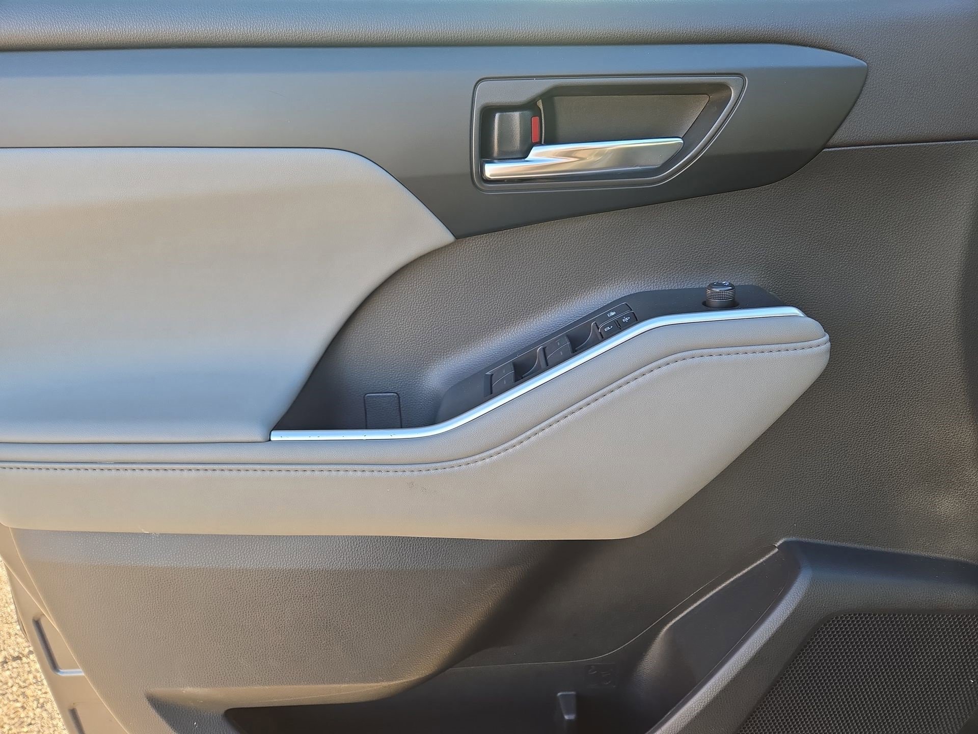 Used 2020 Toyota Highlander XLE image 15