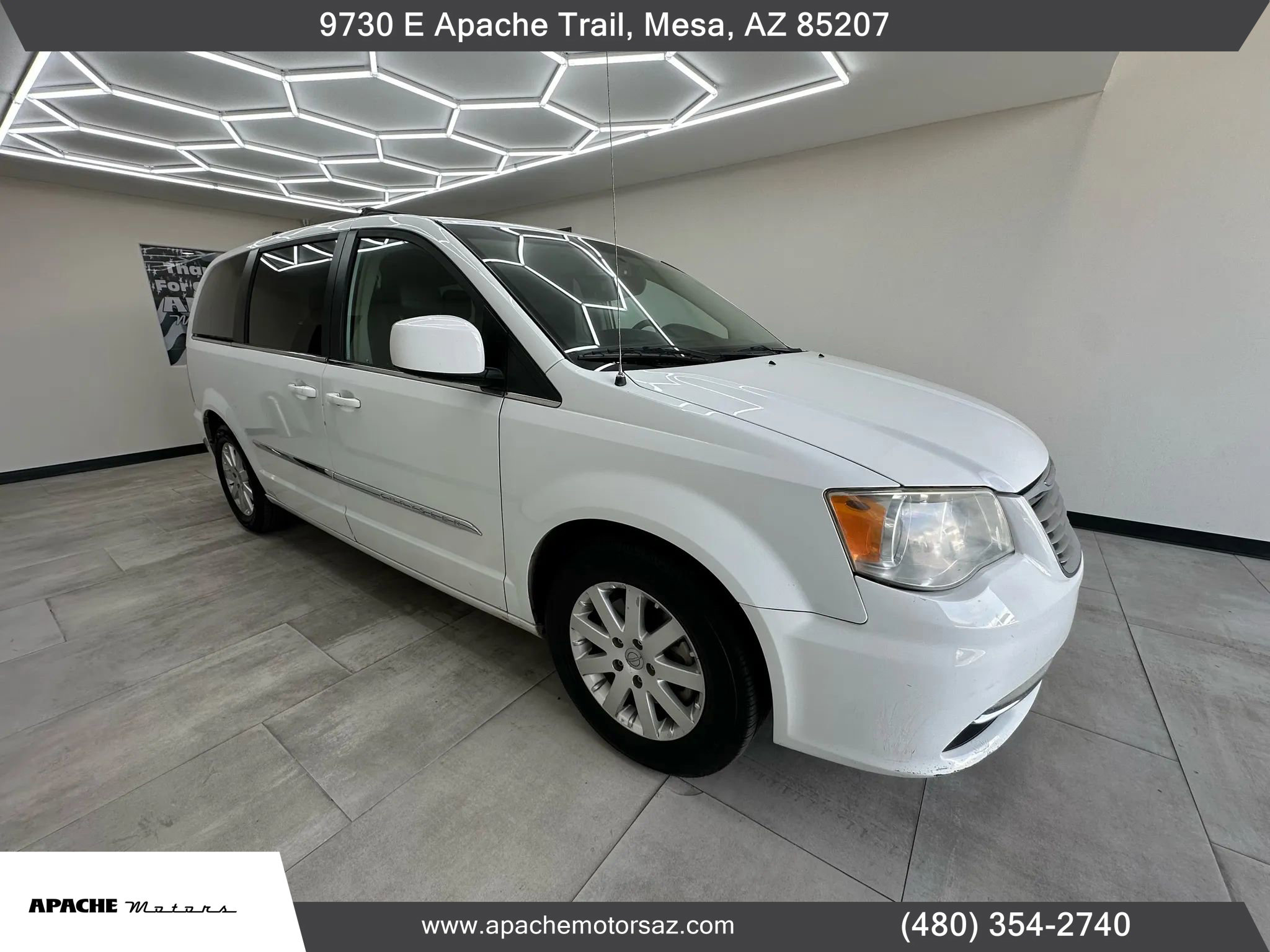 Used 2014 Chrysler Town & Country Touring image 5