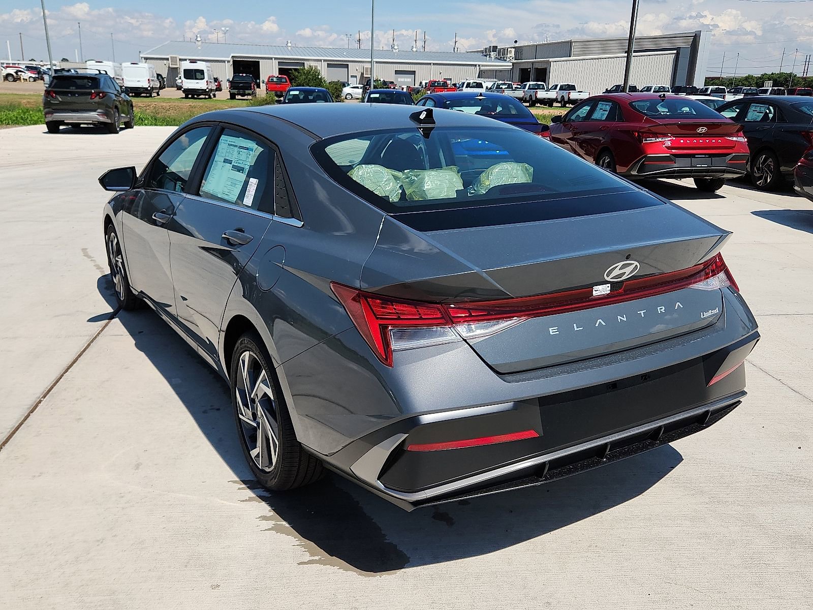 New 2025 Hyundai Elantra Limited FWD image 3