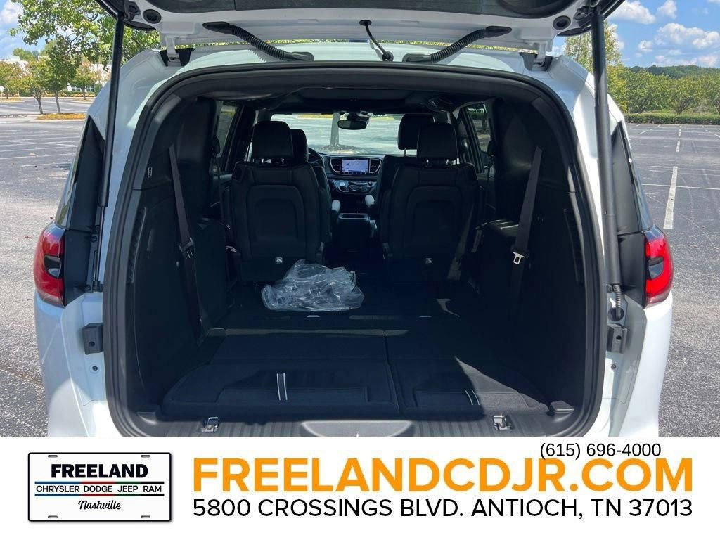 New 2025 Chrysler Pacifica Select image 8