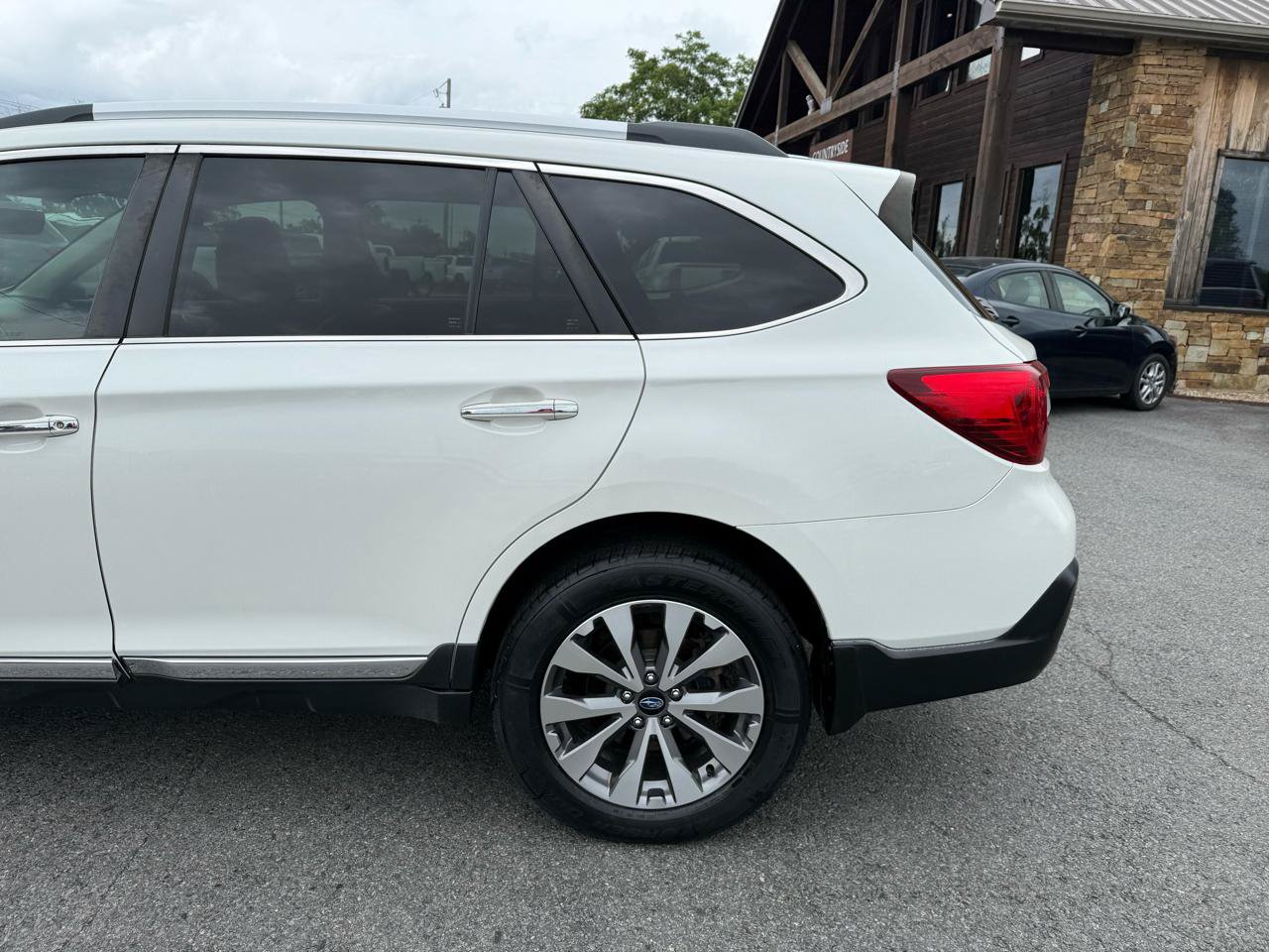 Used 2019 Subaru Outback 3.6R Touring AWD/4WD image 41