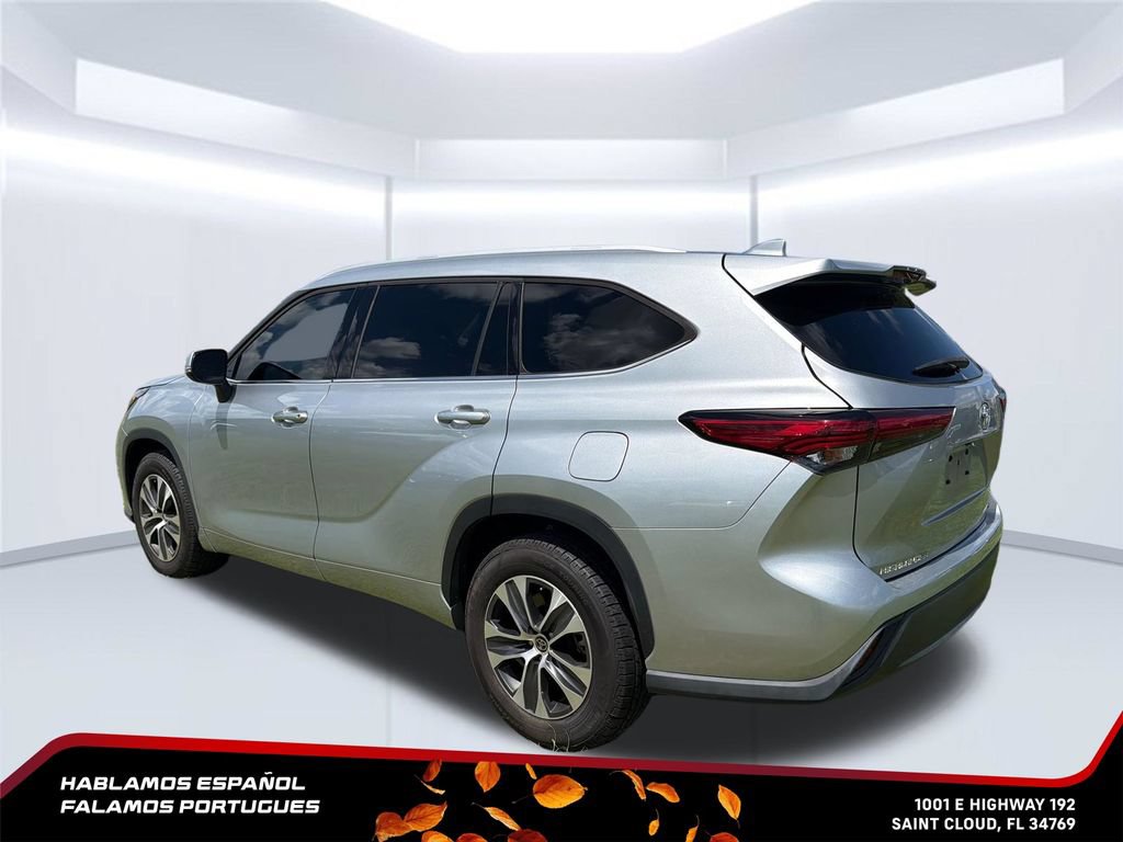 Used 2022 Toyota Highlander XLE FWD image 3