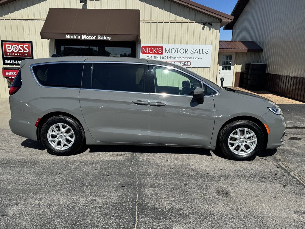 Used 2023 Chrysler Pacifica Touring-L image 2
