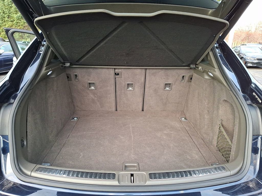 Used 2022 Porsche Macan w/ Premium Package Plus image 27