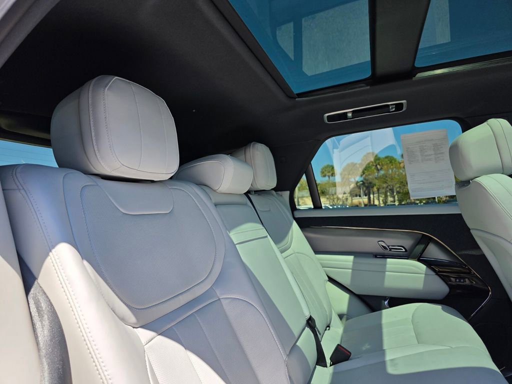 Used 2025 Land Rover Range Rover Sport SE image 14