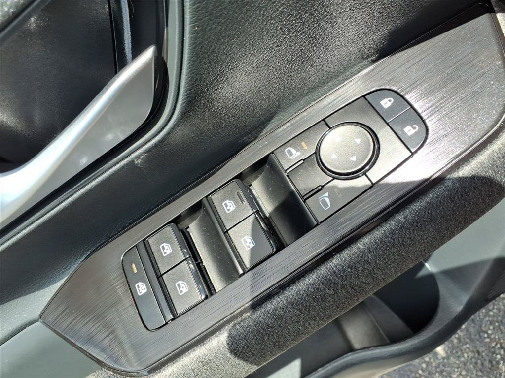 Used 2025 Nissan Kicks SV AWD/4WD image 17