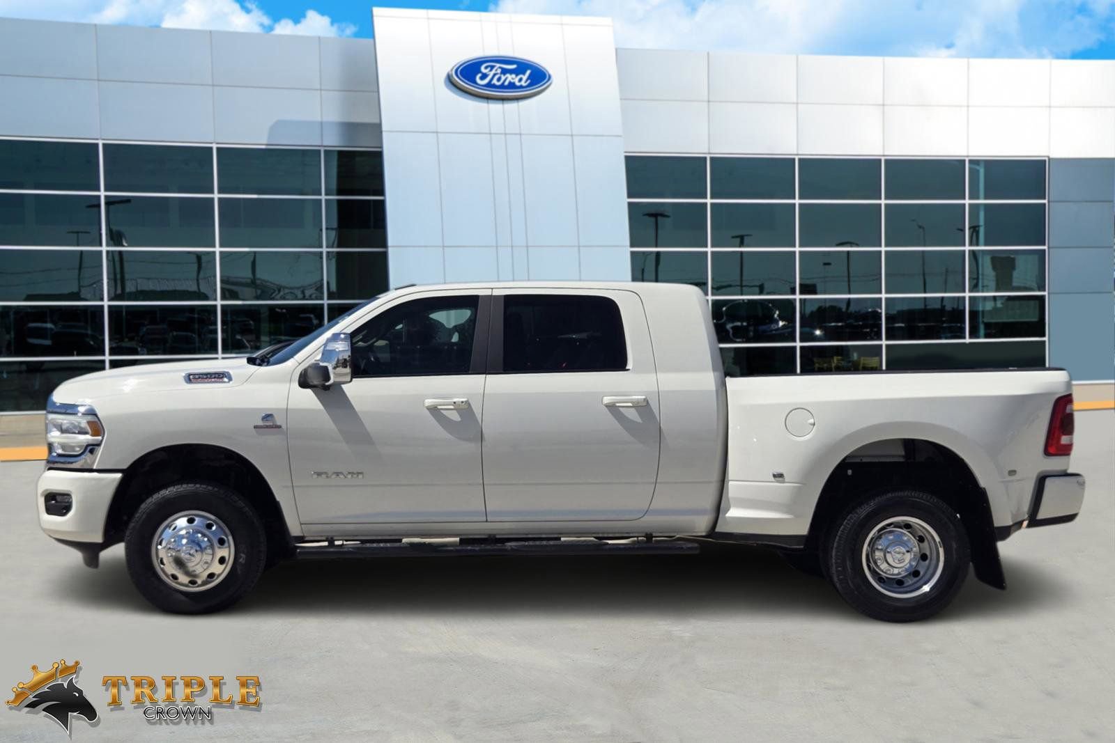 Used 2024 RAM 3500 Laramie w/ Towing Technology Group AWD/4WD image 3