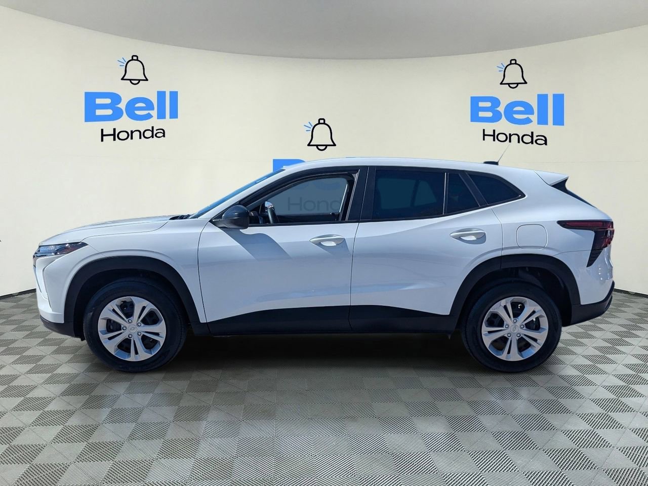 Used 2025 Chevrolet Trax LS image 2