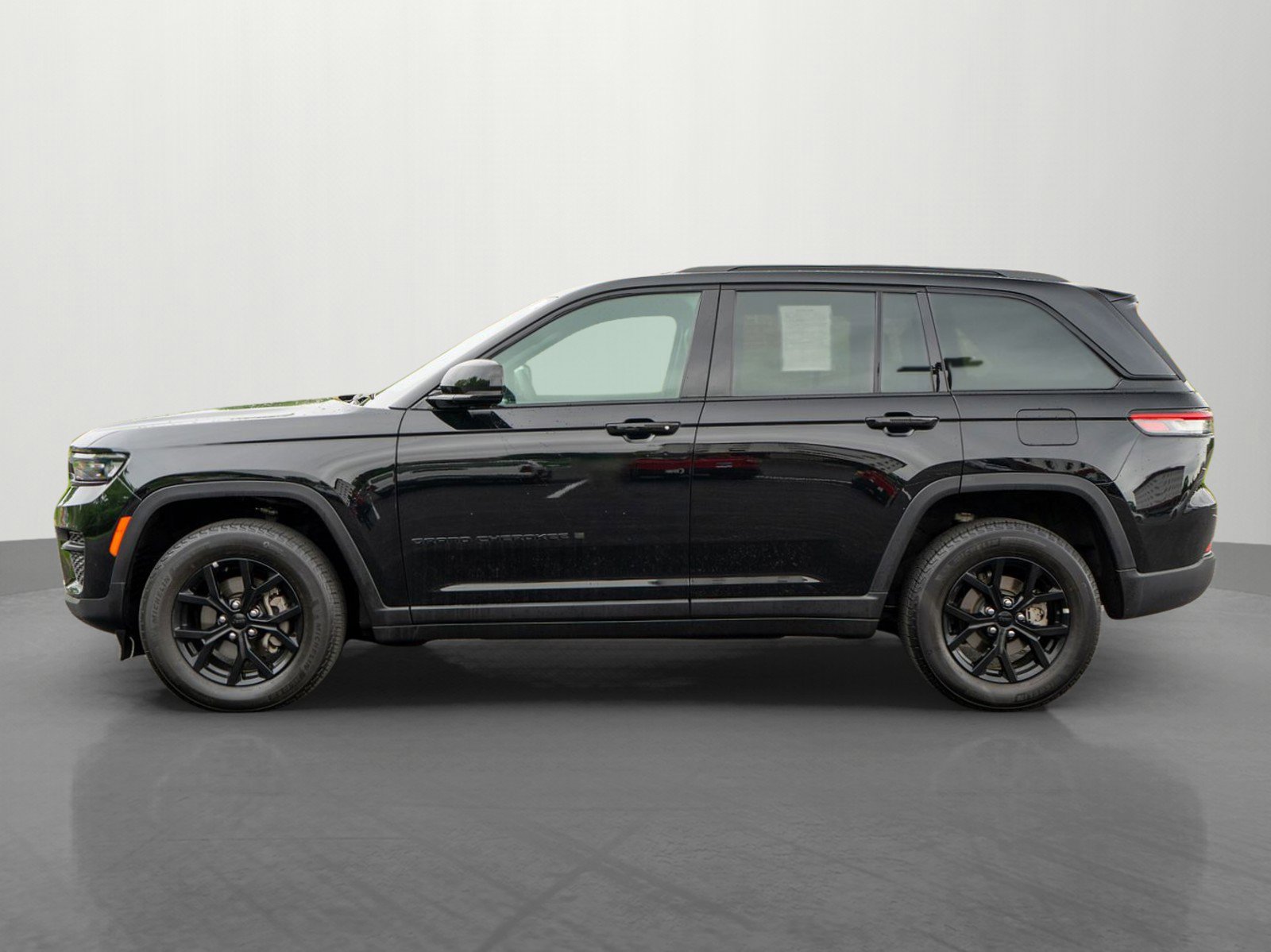 Used 2024 Jeep Grand Cherokee Altitude AWD/4WD image 4