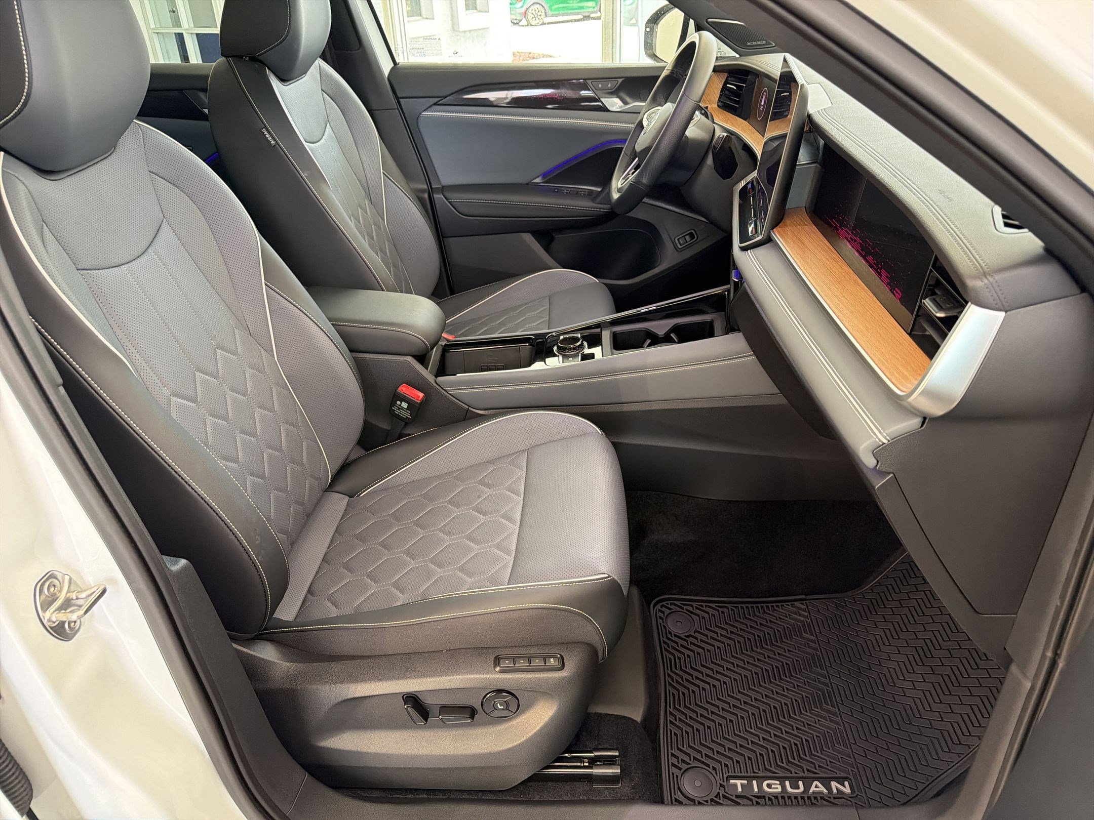 Used 2025 Volkswagen Tiguan SEL R-Line image 31
