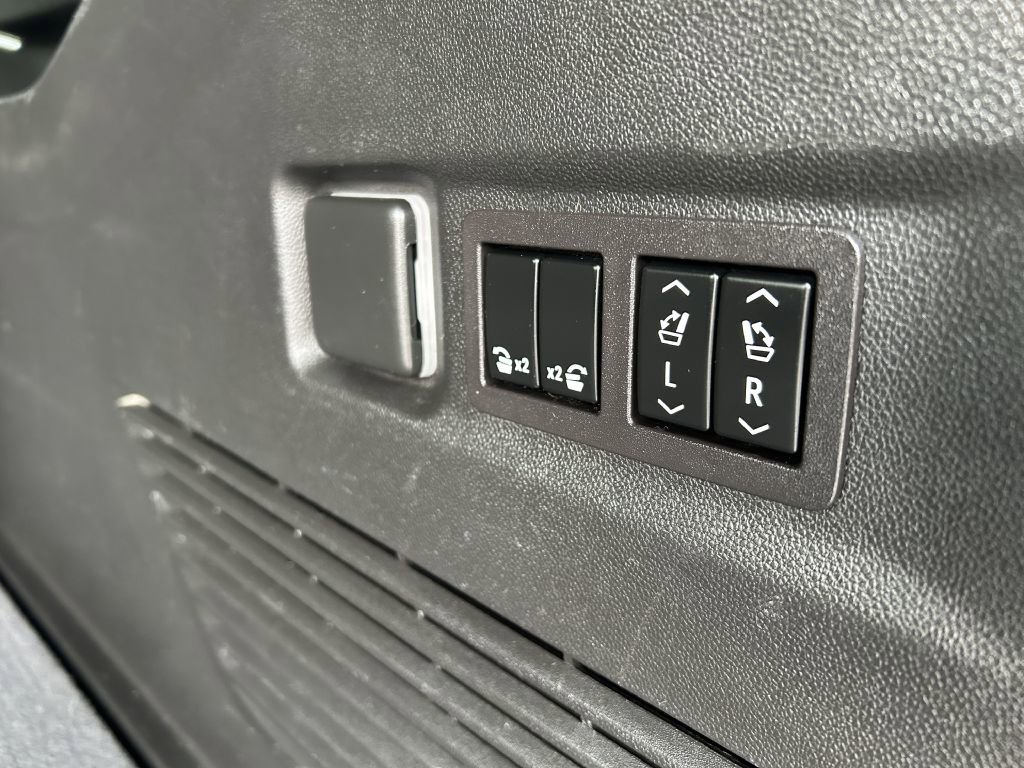 Used 2023 Chevrolet Suburban Premier image 20