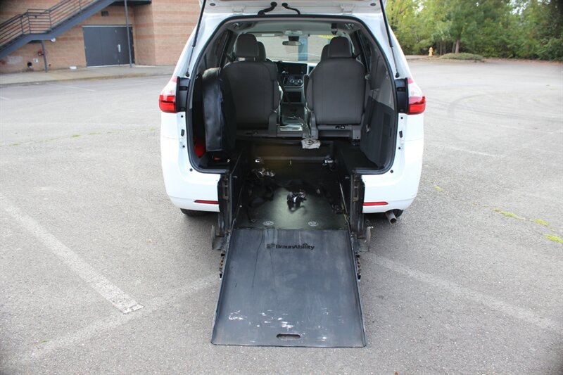 Used 2020 Toyota Sienna L FWD image 16
