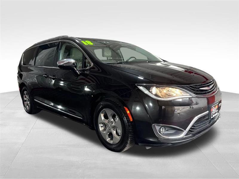Used 2018 Chrysler Pacifica Limited w/ Advanced Safetytec Group image 3