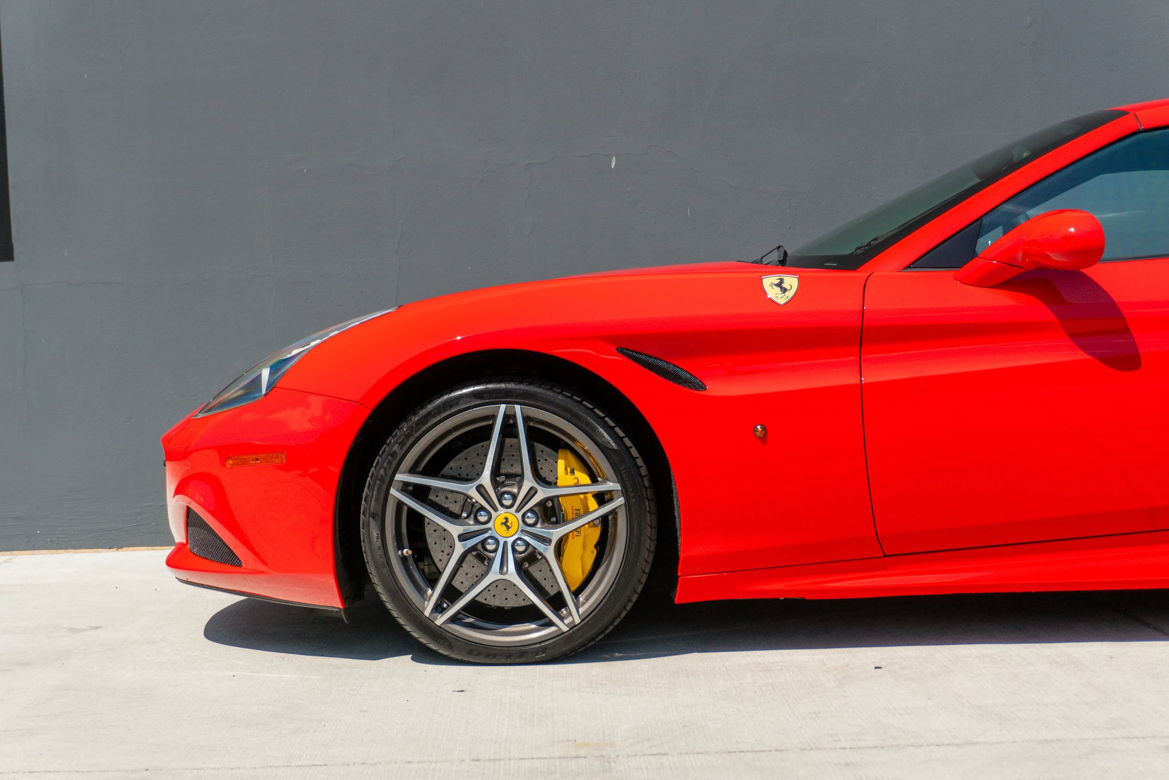 Used 2017 Ferrari California T RWD image 16
