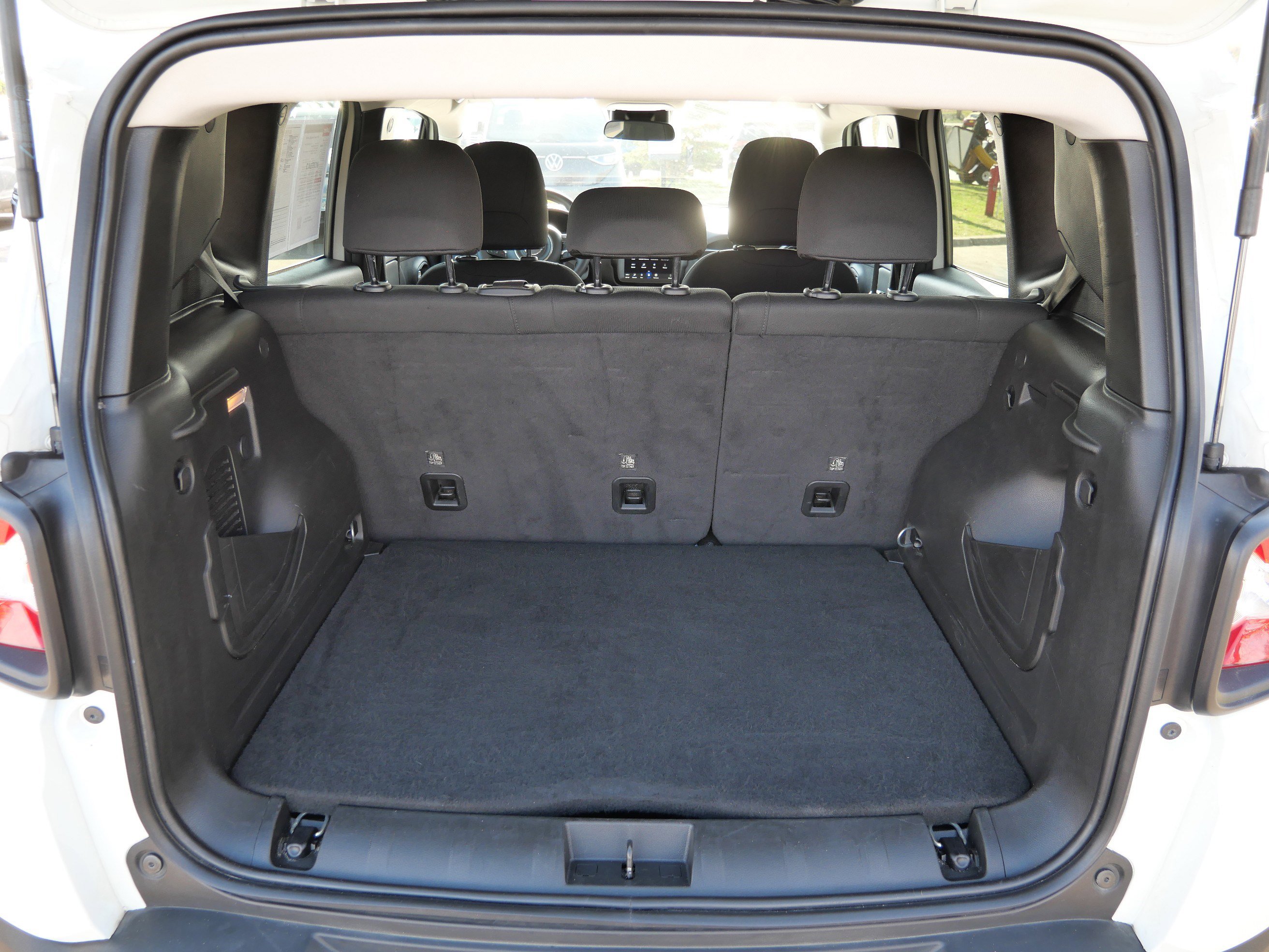Used 2023 Jeep Renegade Latitude AWD/4WD image 18