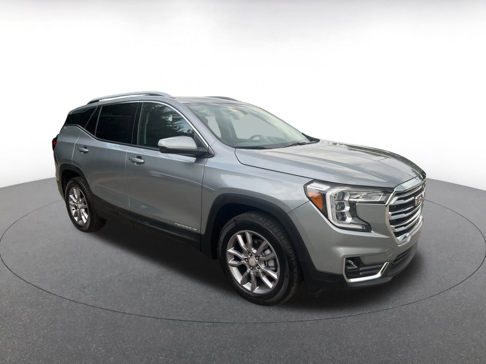 Used 2024 GMC Terrain SLT image 2