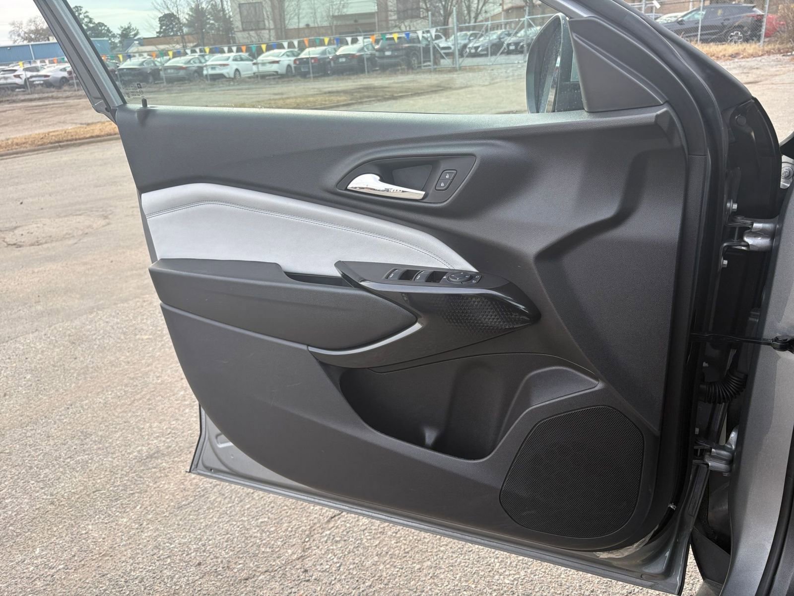 Used 2025 Chevrolet Trax LT w/ LT Convenience Package image 20