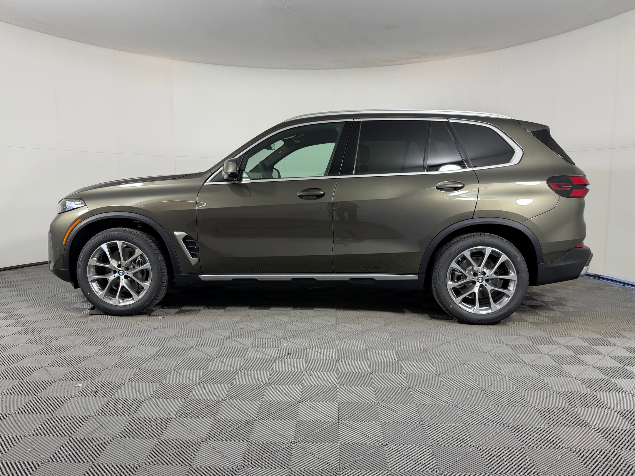 Used 2026 BMW X5 xDrive40i w/ Climate Comfort Package image 2