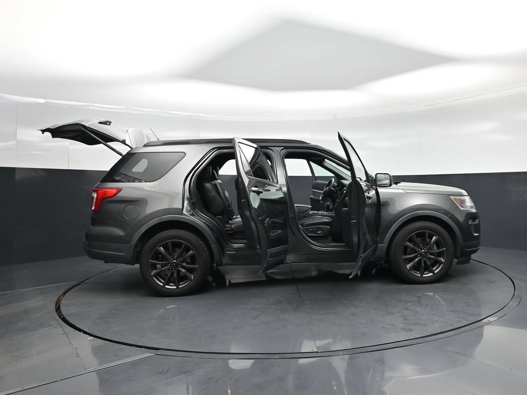 Used 2018 Ford Explorer XLT w/ Equipment Group 202A FWD image 4