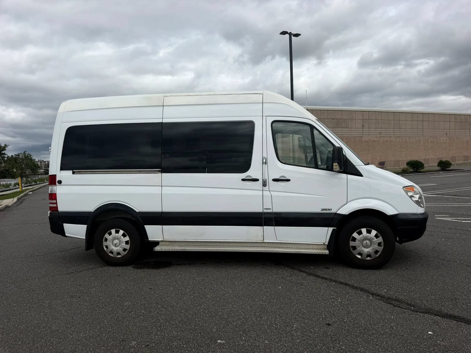 Used 2010 Mercedes-Benz Sprinter 2500 image 8