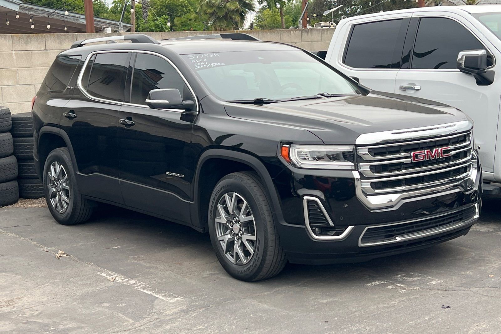 Used 2022 GMC Acadia SLT FWD image 2