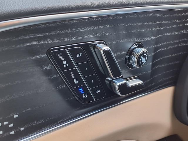 Used 2024 Cadillac Lyriq Luxury w/ Nappa Leather Package AWD/4WD image 13
