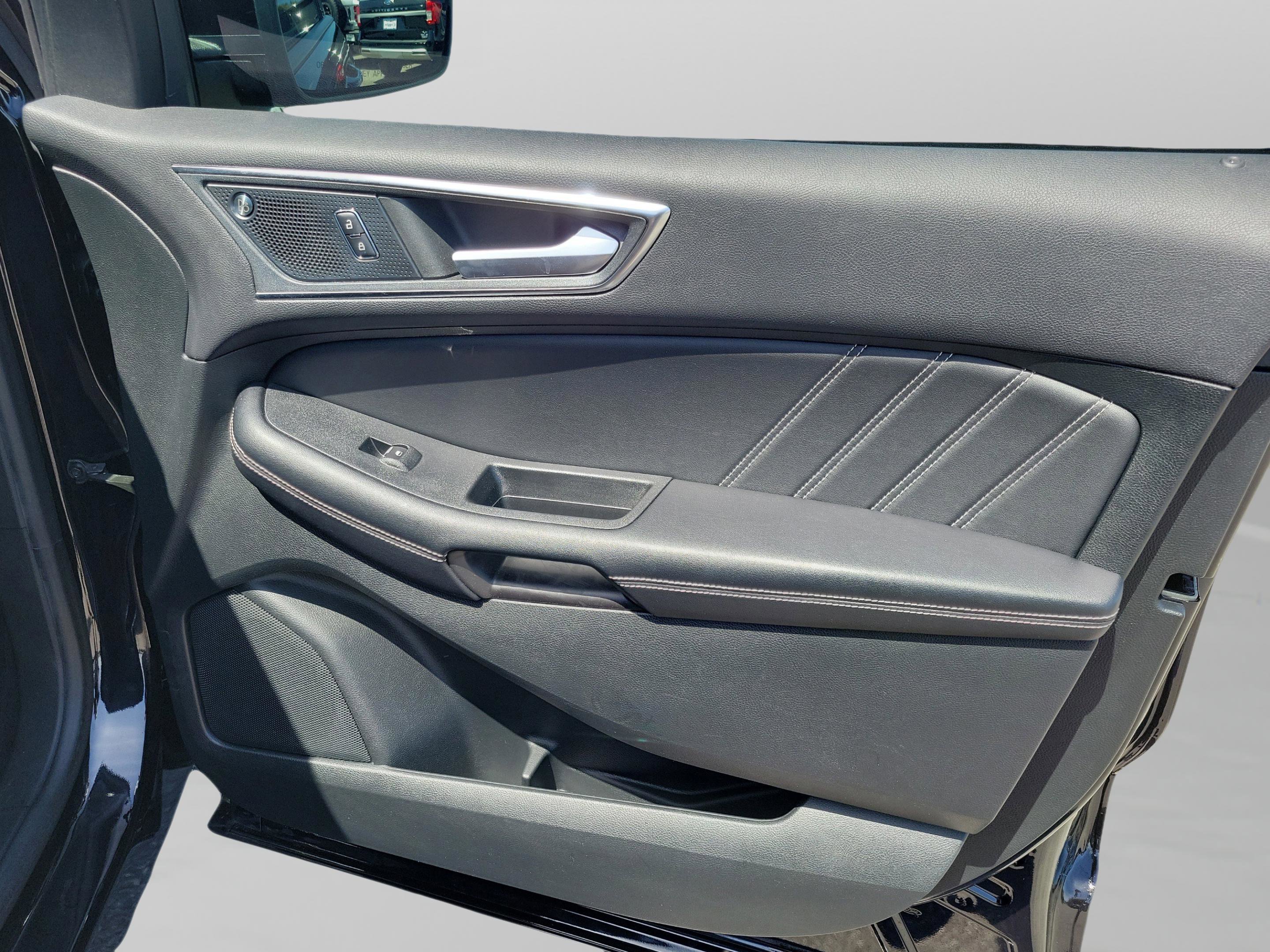 Used 2022 Ford Edge ST image 27