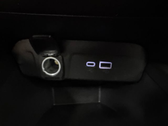 Used 2024 Chevrolet Trax RS w/ Sunroof Package FWD image 17