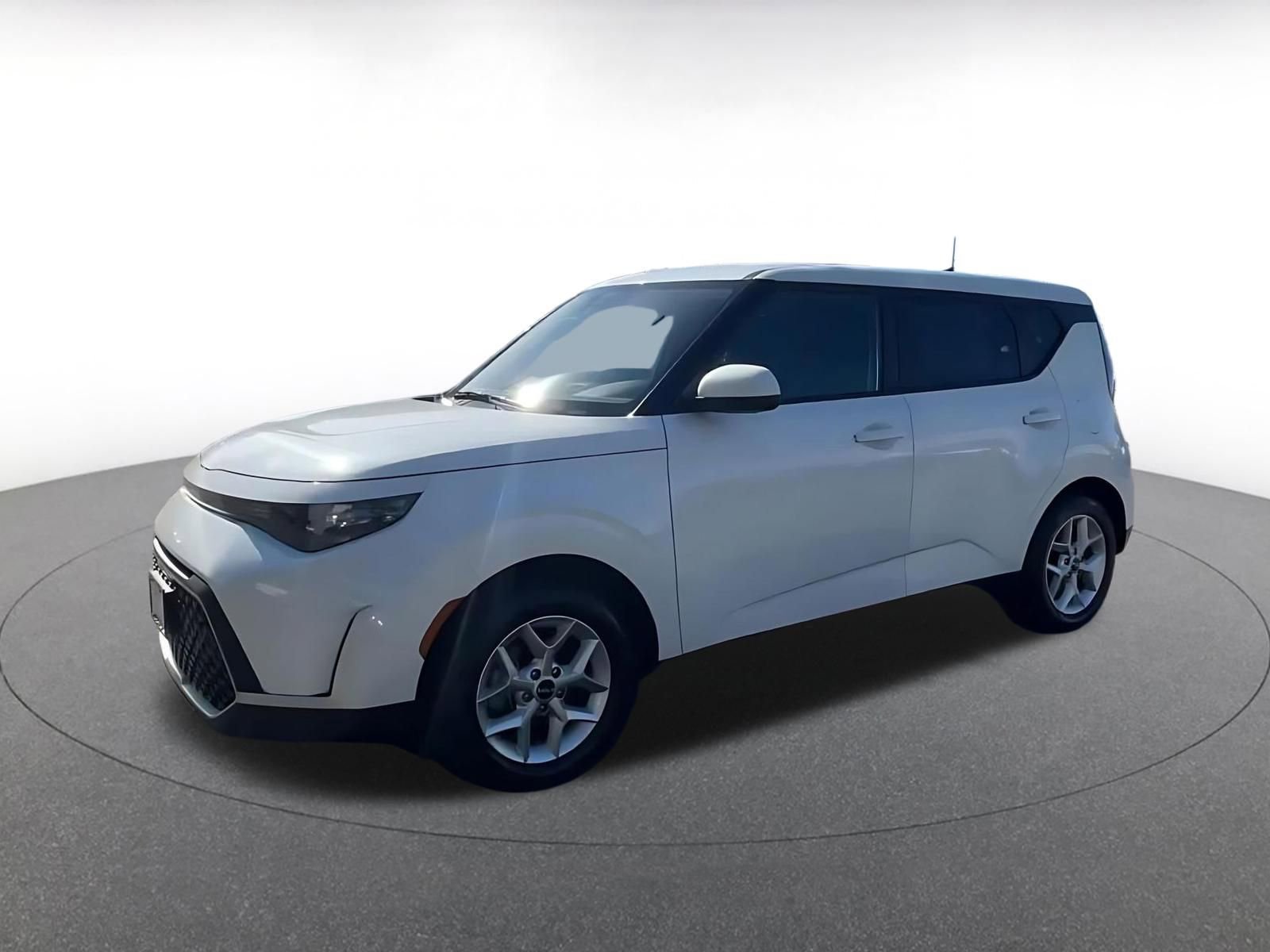 Used 2025 Kia Soul LX w/ LX Technology Package FWD image 8