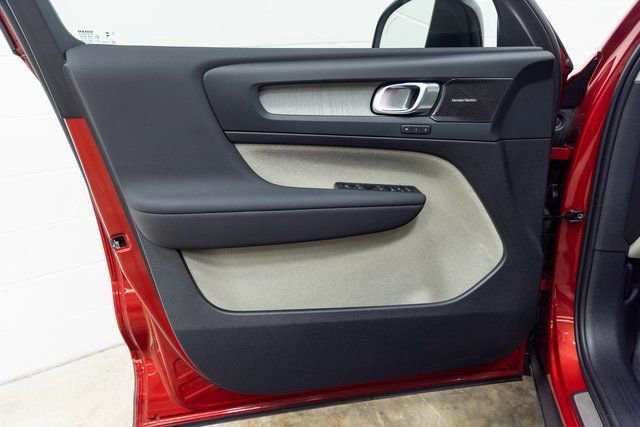 Used 2024 Volvo XC40 B5 Ultimate w/ Protection Package Premier image 17