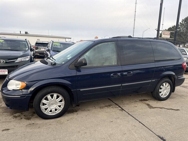 Used 2005 Chrysler Town & Country Touring w/ Luxury Group FWD image 2