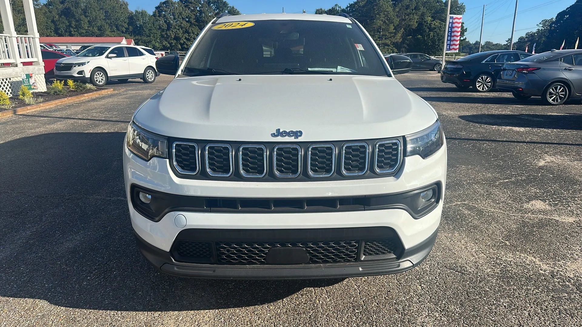 Used 2024 Jeep Compass Latitude image 2