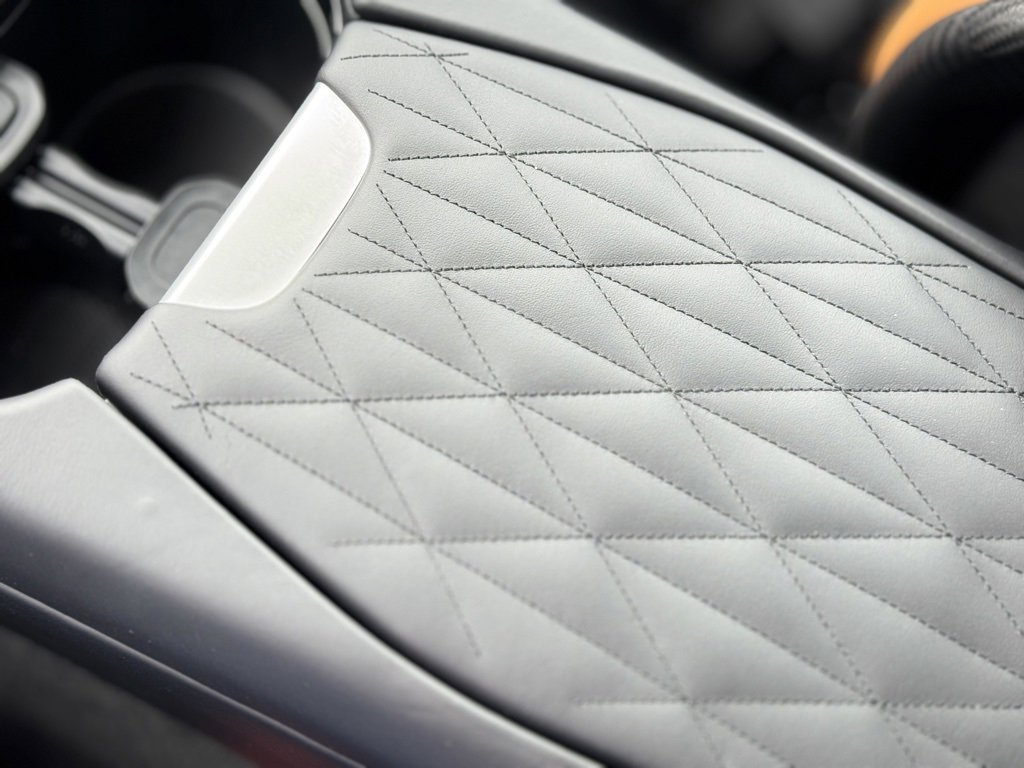 Used 2025 Aston Martin DB12 Coupe image 28