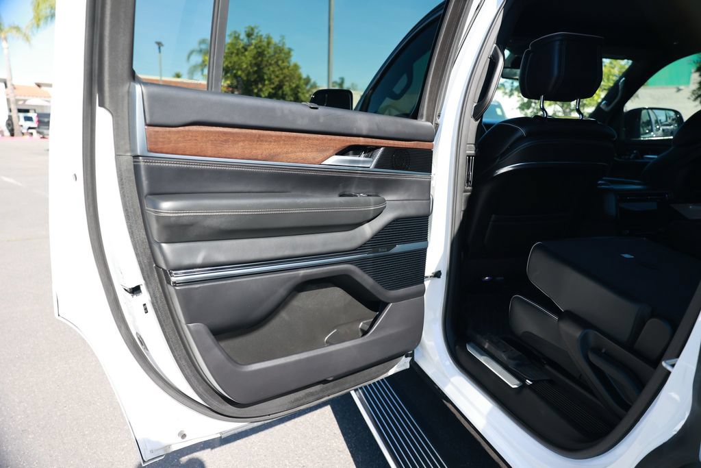 Used 2023 Jeep Grand Wagoneer Series II AWD/4WD image 38