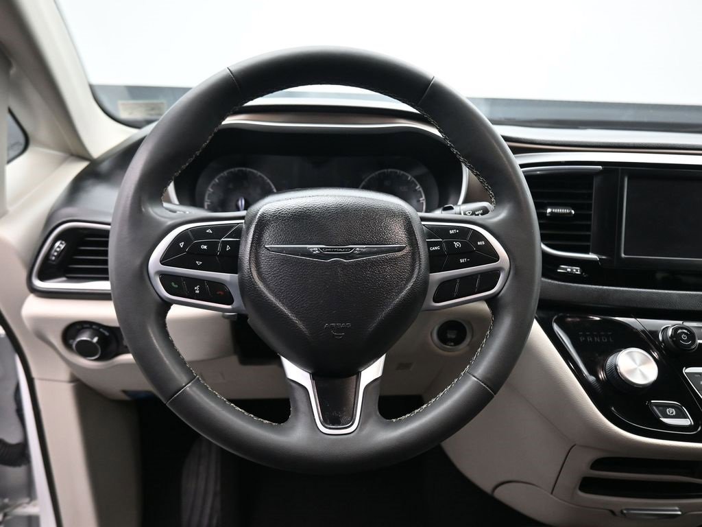 Used 2023 Chrysler Voyager LX image 14