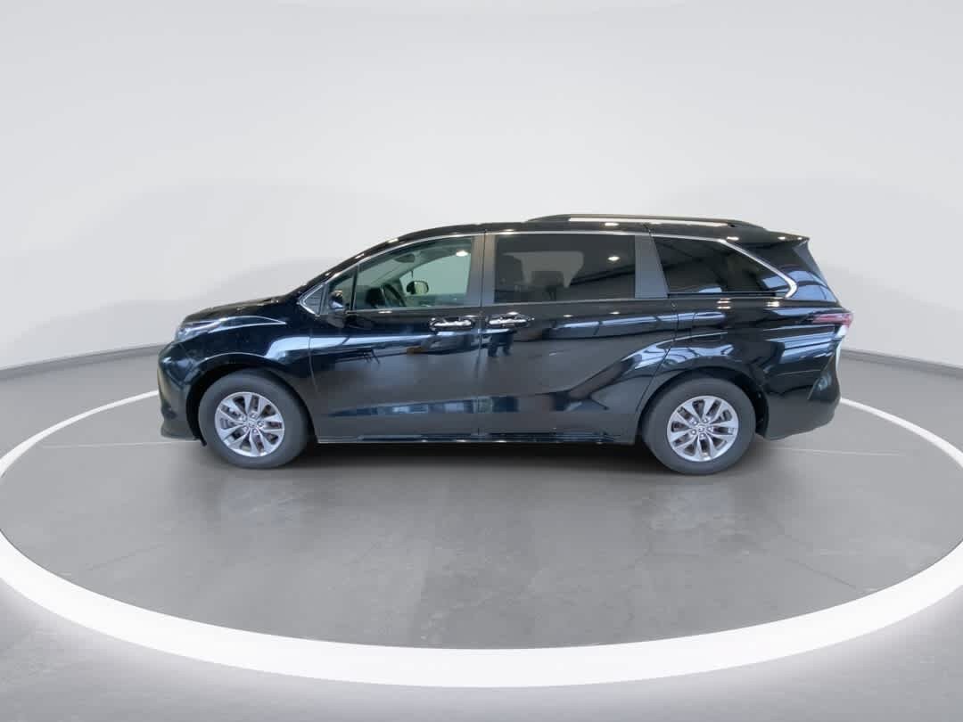 Used 2024 Toyota Sienna XLE AWD/4WD image 5
