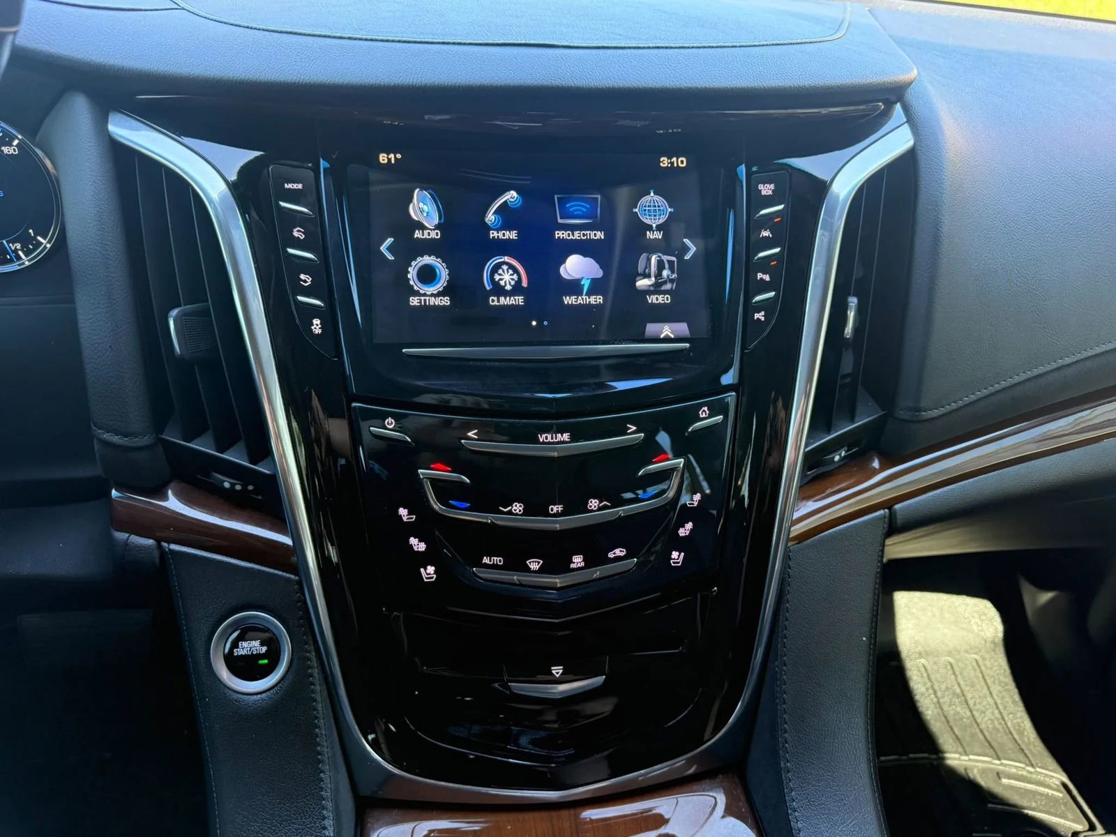 Used 2018 Cadillac Escalade Luxury AWD/4WD image 23